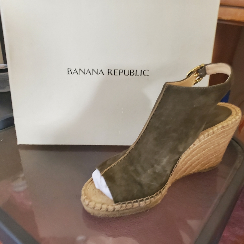 Banana Republic Olive Green Suede Espadrille Wedge Sandals